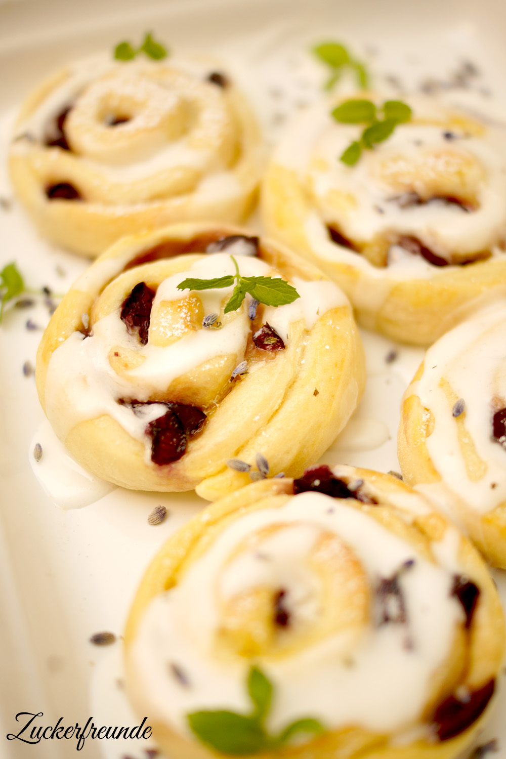 Kirsch Pudding Schnecken mit Lavendel