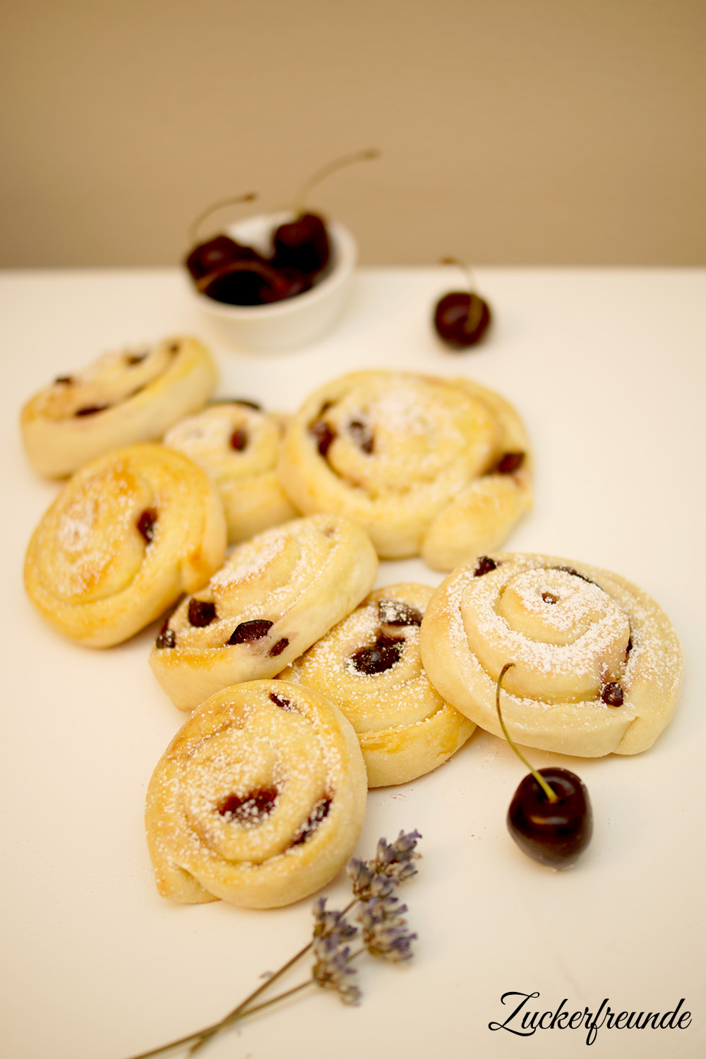 Vanillepudding-Schnecken mit Kirschen | LieberBacken