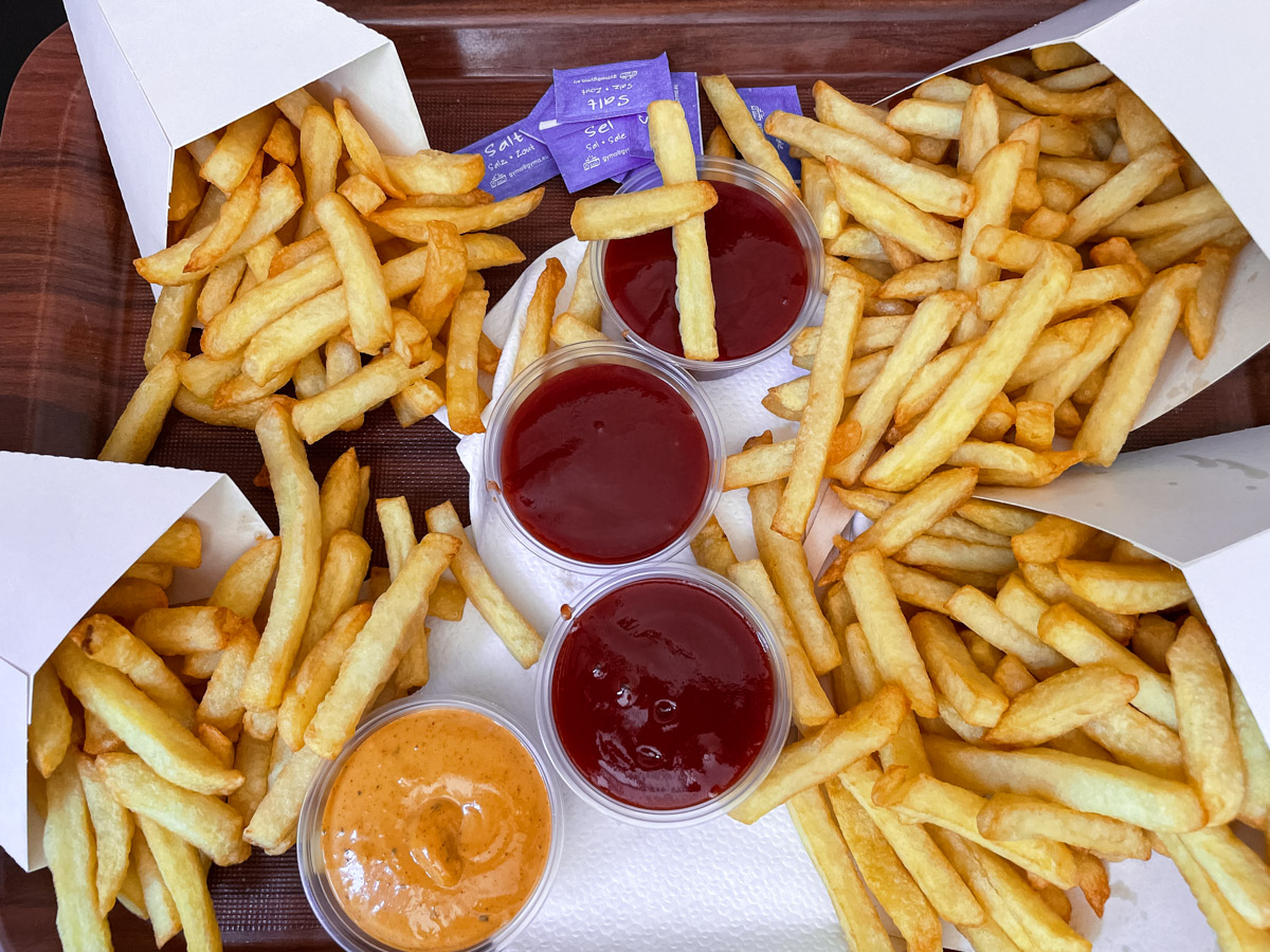 Belgische Pommes | Fritten in Brügge mit Sauce andalouse
