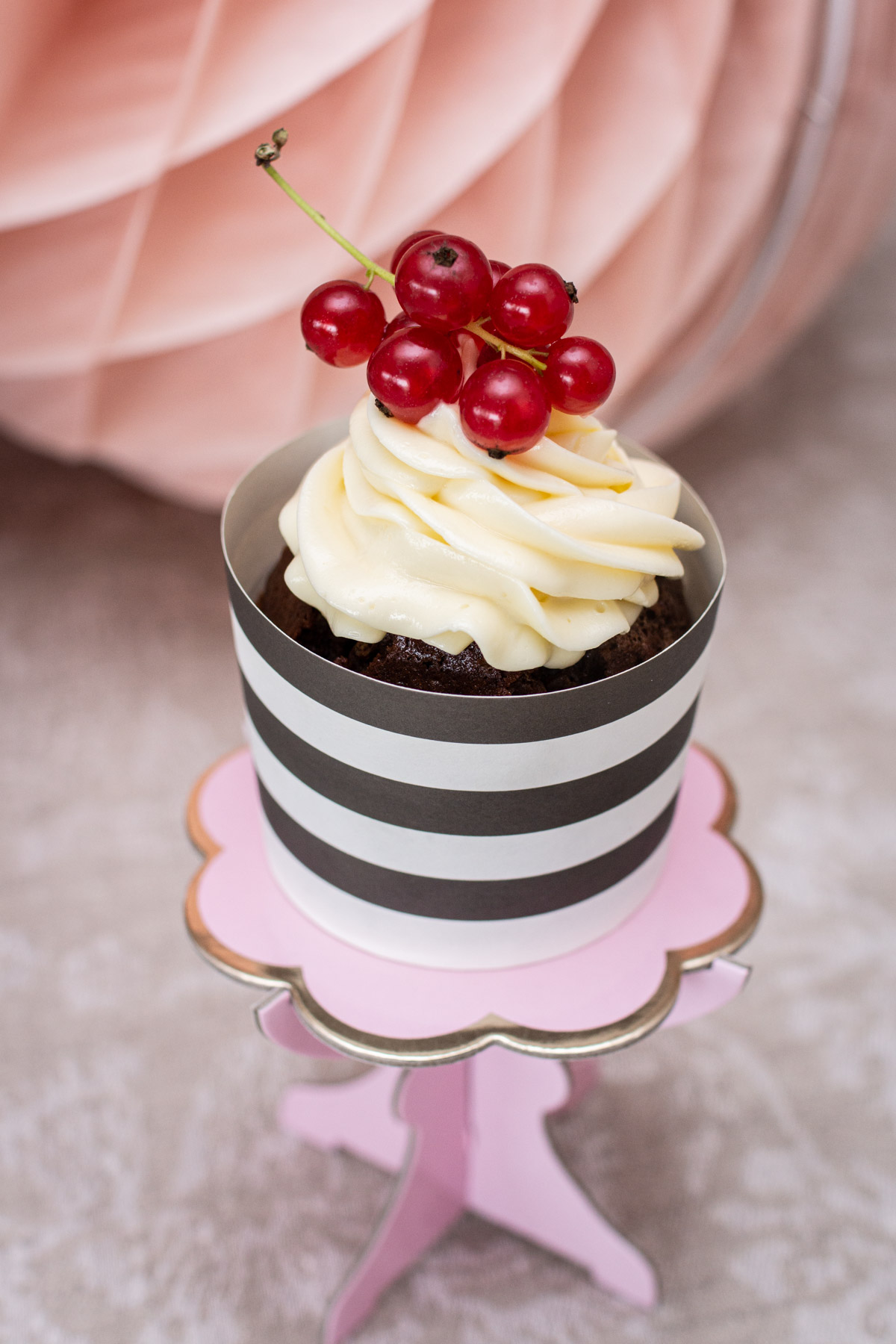 Schoko Cupcakes mit weißer Haube