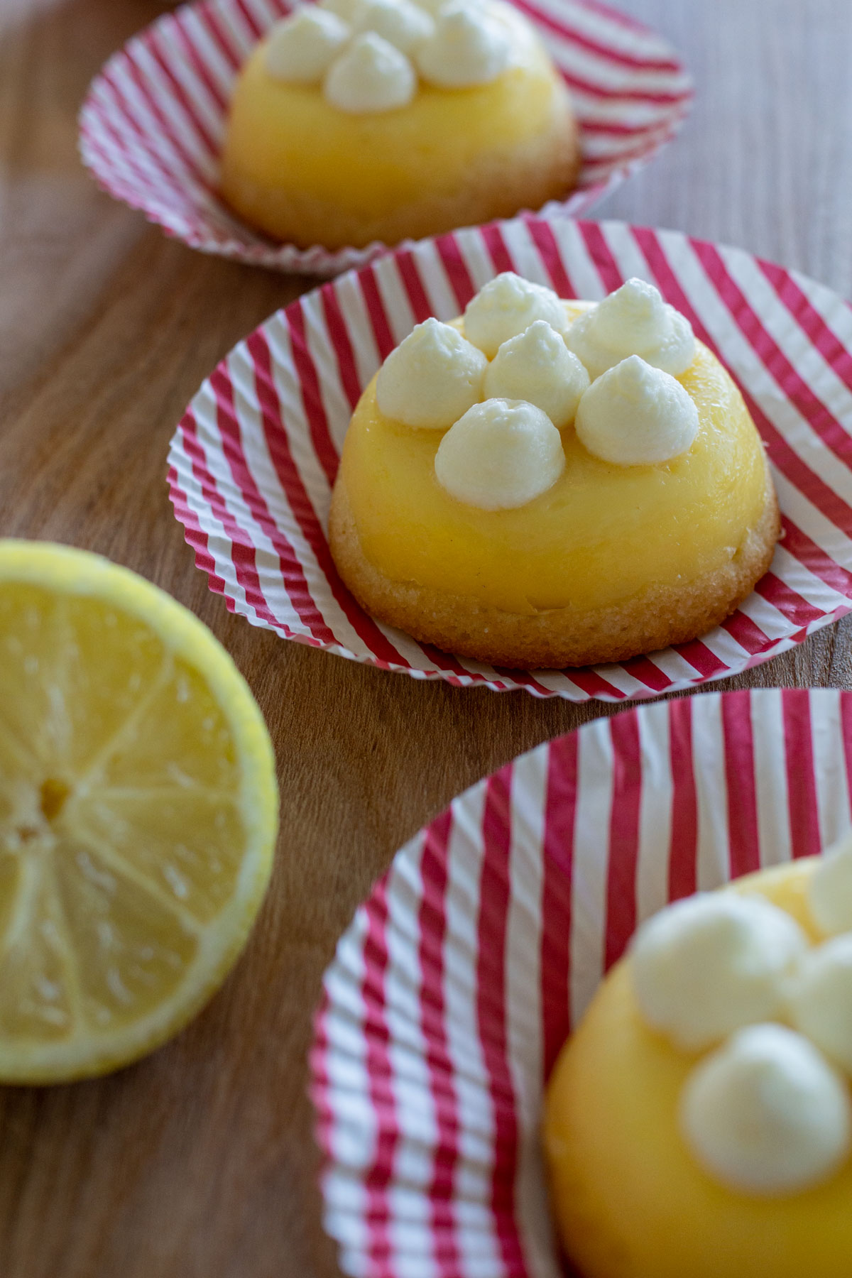 Vanillepudding Muffins mit Zitronenhaube