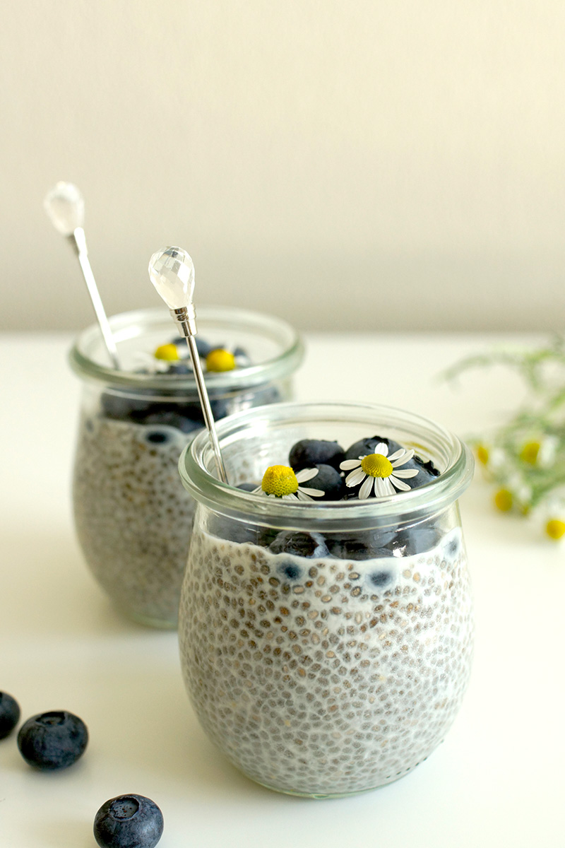 Chia Pudding mit Mandelmilch und Heidelbeeren