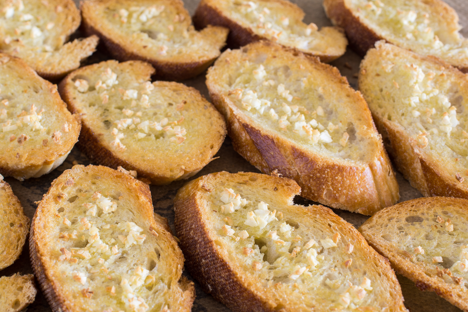 Brot im Backrohr rösten, dann mit Bruschetta belegen