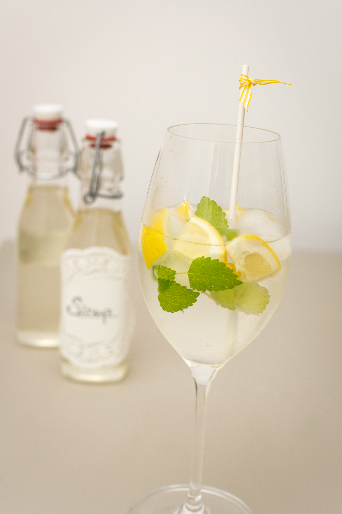 Zitronenmelisse verarbieten - Zitronenmelissen Sirup kochen