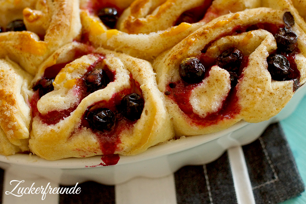 Beeren Zimtschnecken aus Hefeteig