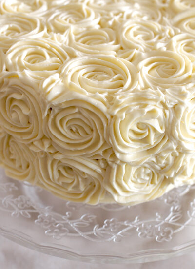 Buttercreme-Rosen auftragen