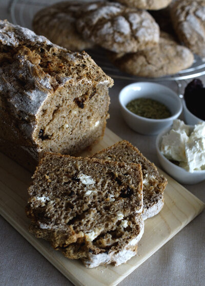 Vollkornbrot mit Tomaten und Feta