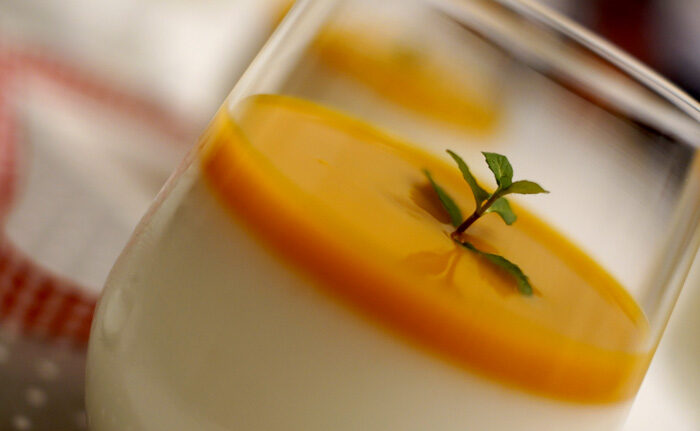 Sommerliches Buttermlichdessert im Glas