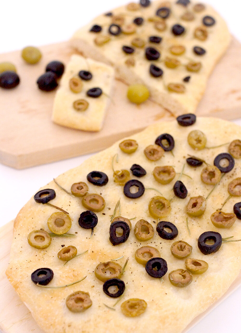 Zweierlei Focaccia: Oliven &amp; Tomaten-Mozzarella - LieberBacken