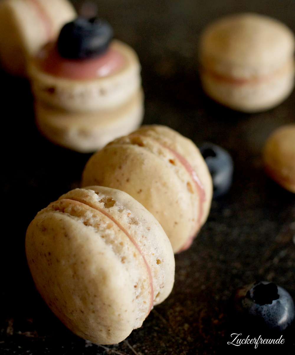 Heidelbeer Macarons mit weißer Schokolade