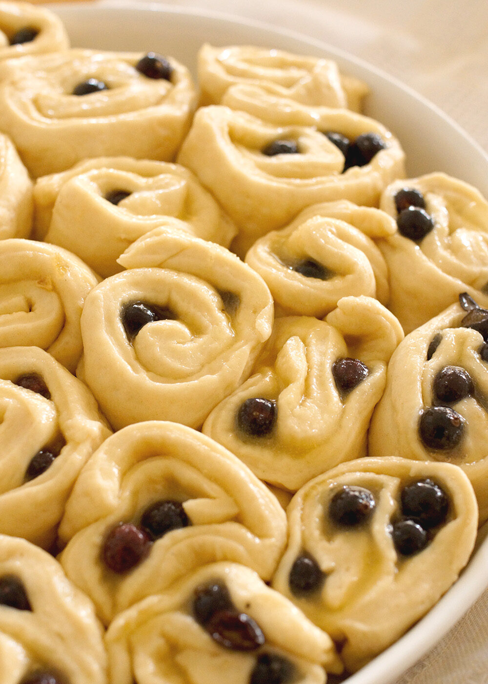 Schnecken rollen, dann in eine Backform platzieren 