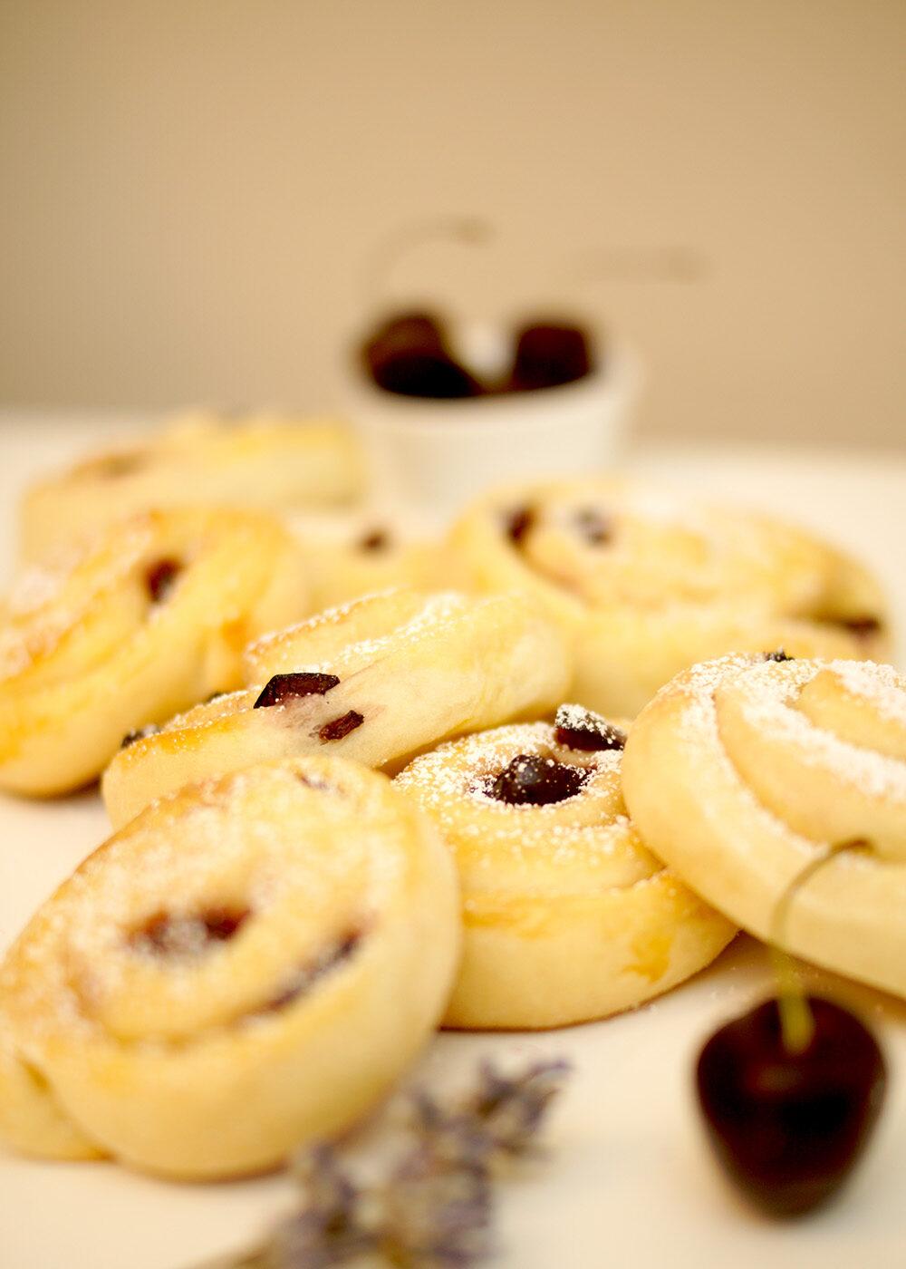 Vanillepudding Schnecken mit Kirschen