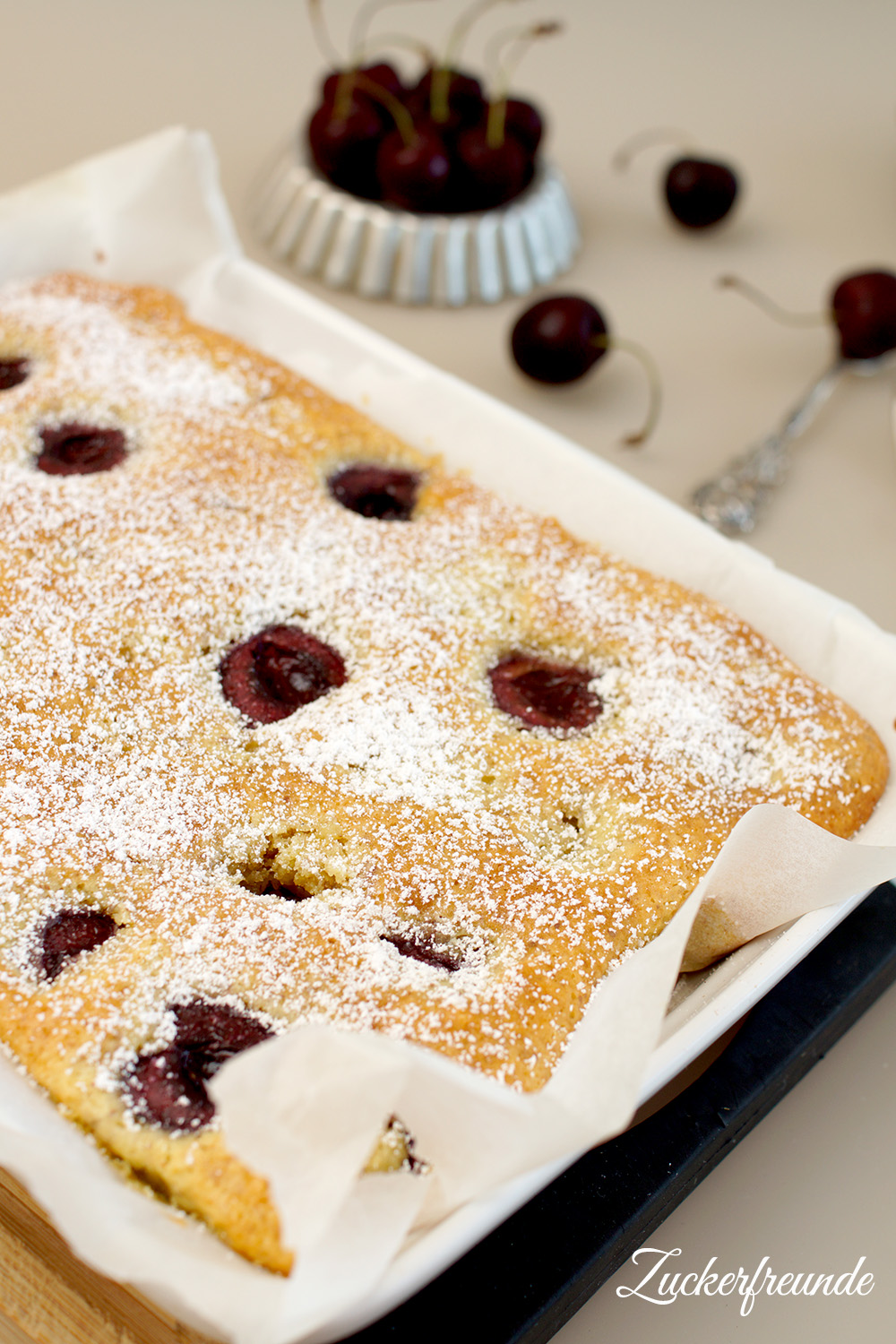 Schneller Blechkuchen mit Kirschen