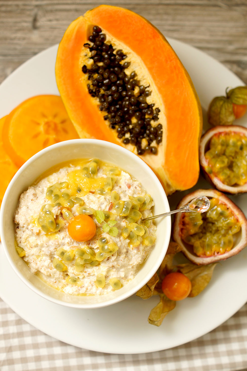 Gesundes Frühstück mit frischen Früchten der Saison