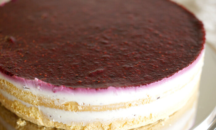 Kokos Joghurt Torte mit Waldbeerspiegel