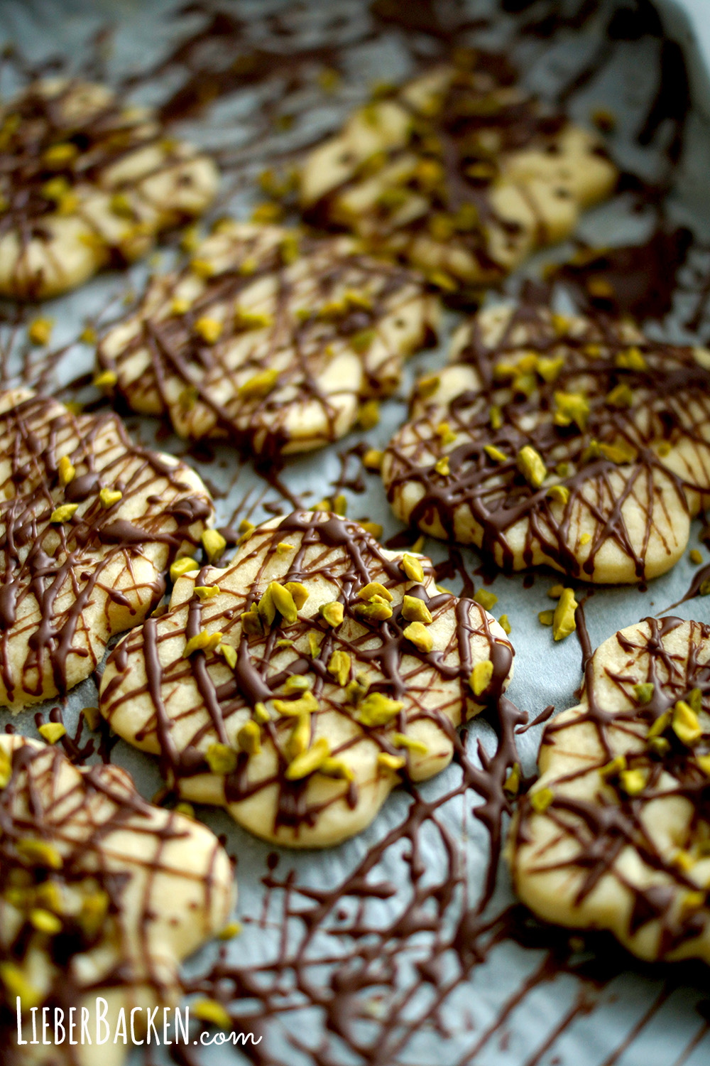 Mürbteigplätzchen mit Schokoglasur und Pistazien