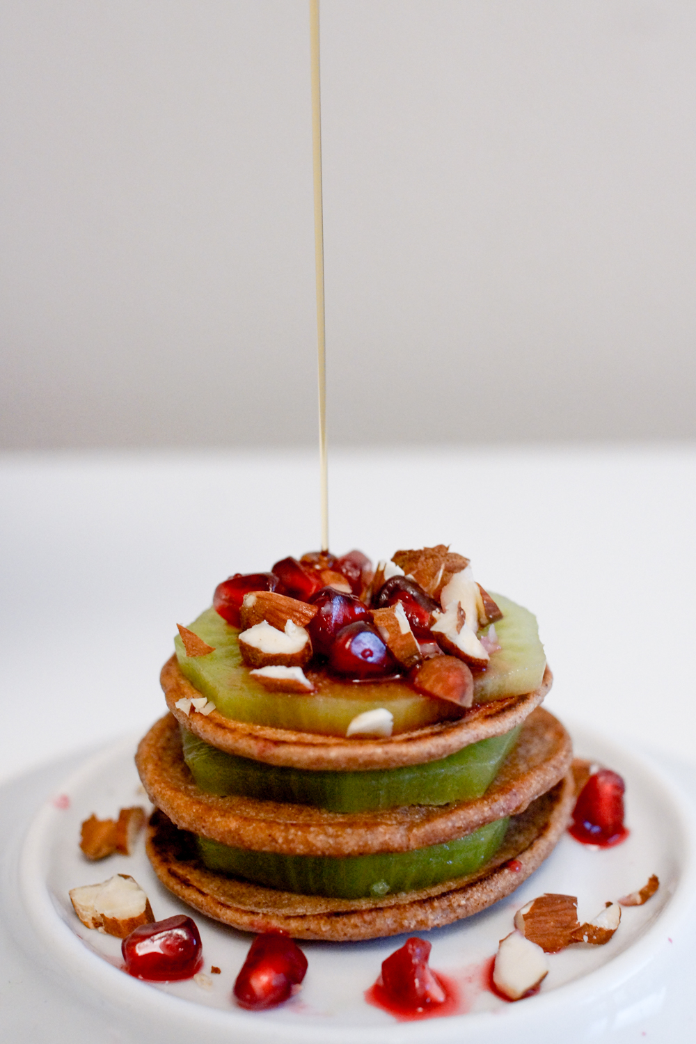 Glutenfreie Blinis mit frischen Früchten.