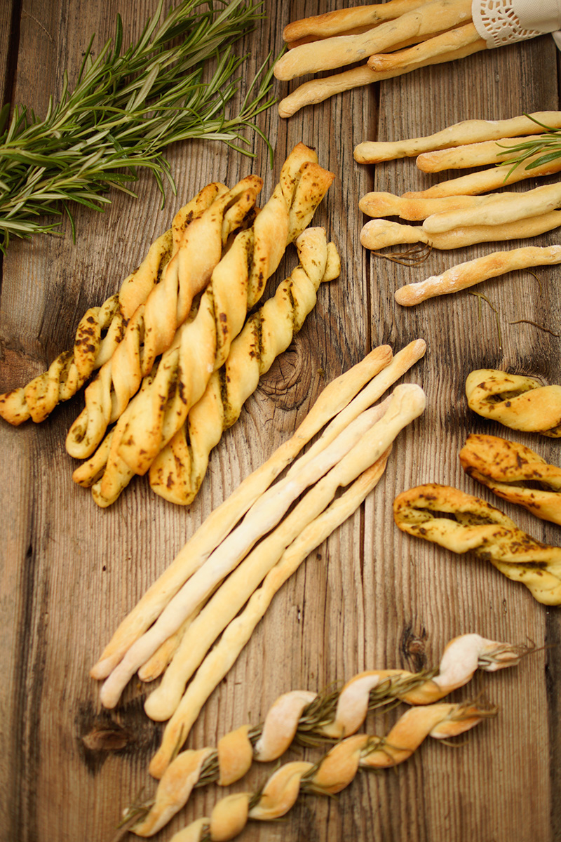 Grissini selber machen: Rosmarin-Grissini & Twisted Pesto Grissini -  LieberBacken