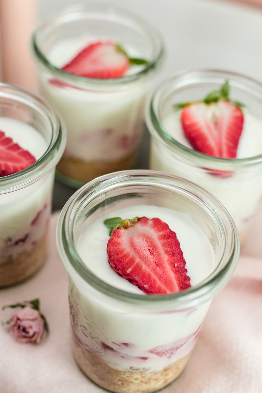 Erdbeer-Zitronen Cheesecake zum Löffeln | Einfaches sommerliches Desserts im Glas - schnelles Rezept!