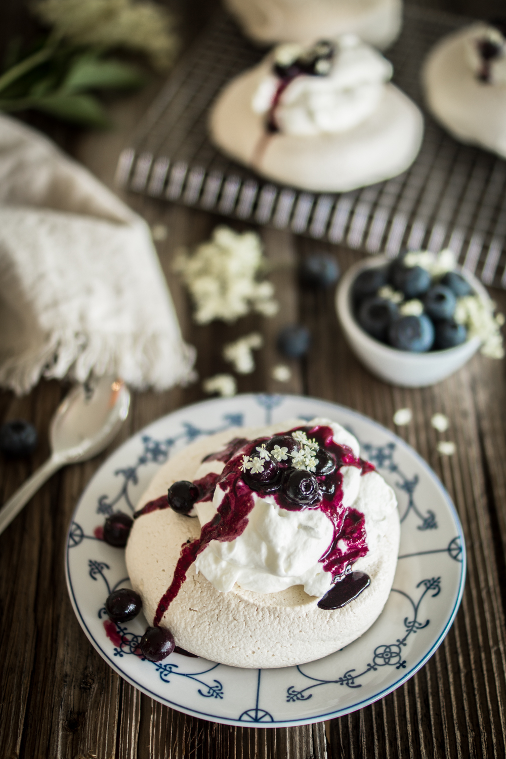 Mini-Pavlovas mit frischer Sahne und Heidelbeeren