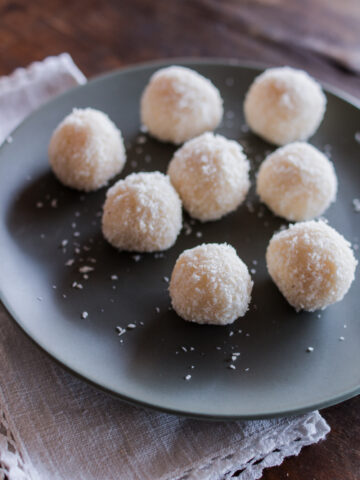 Vegane Energiebällchen mit Kokos