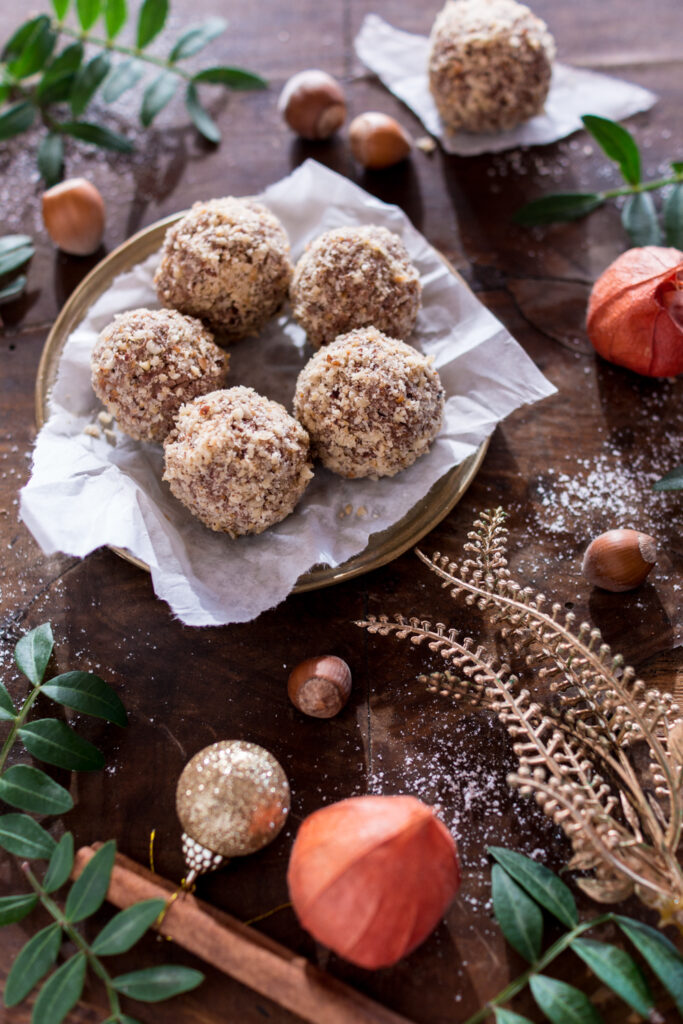 #Winterbacken: Weihnachtliche Schoko-Haselnuss Pralinen - LieberBacken