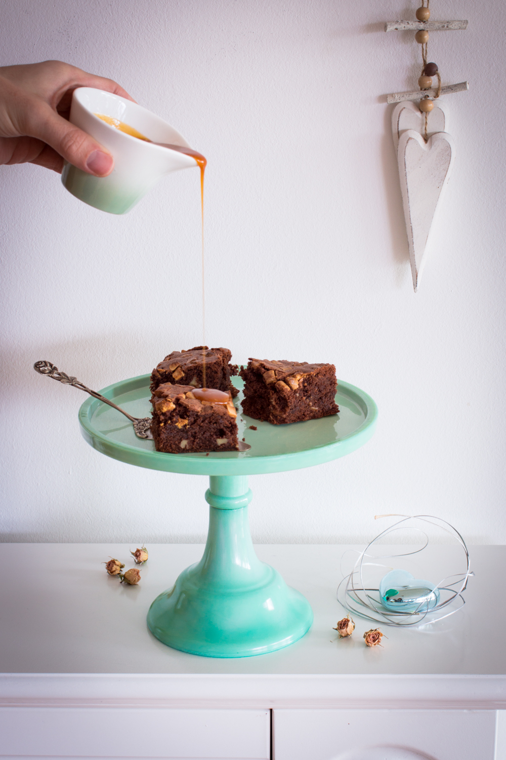 walnuss-brownies-mit-karamellsauce