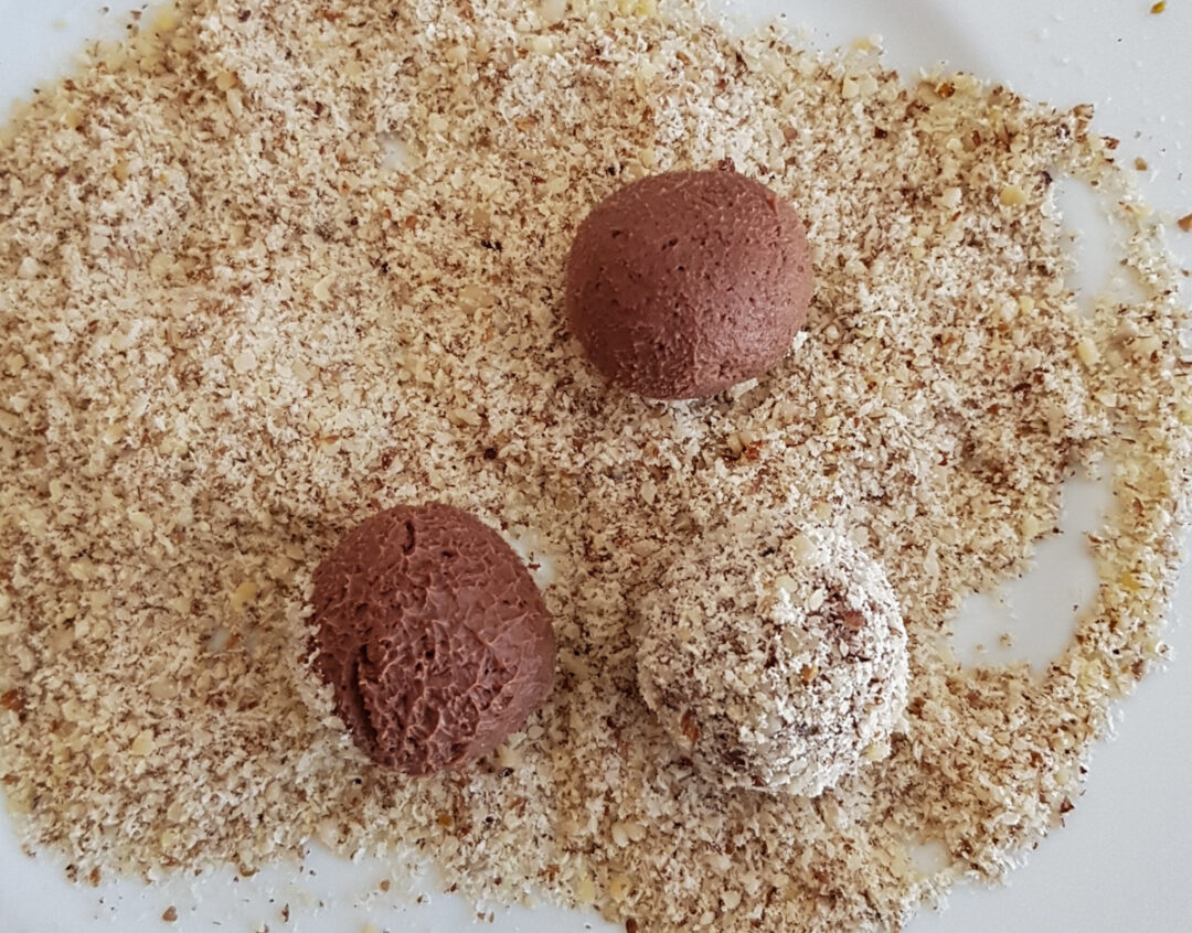 #Winterbacken: Weihnachtliche Schoko-Haselnuss Pralinen - LieberBacken