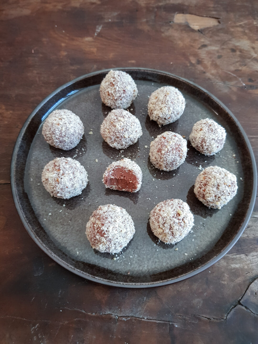 #Winterbacken: Weihnachtliche Schoko-Haselnuss Pralinen - LieberBacken