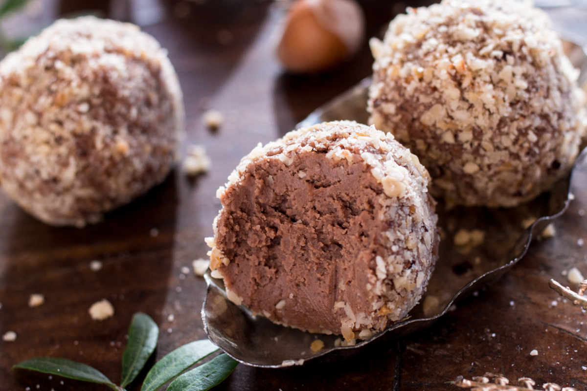 #Winterbacken: Weihnachtliche Schoko-Haselnuss Pralinen - LieberBacken