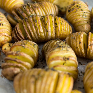 Einfache Grillbeilage - Ofenkartoffeln mit Kräutern