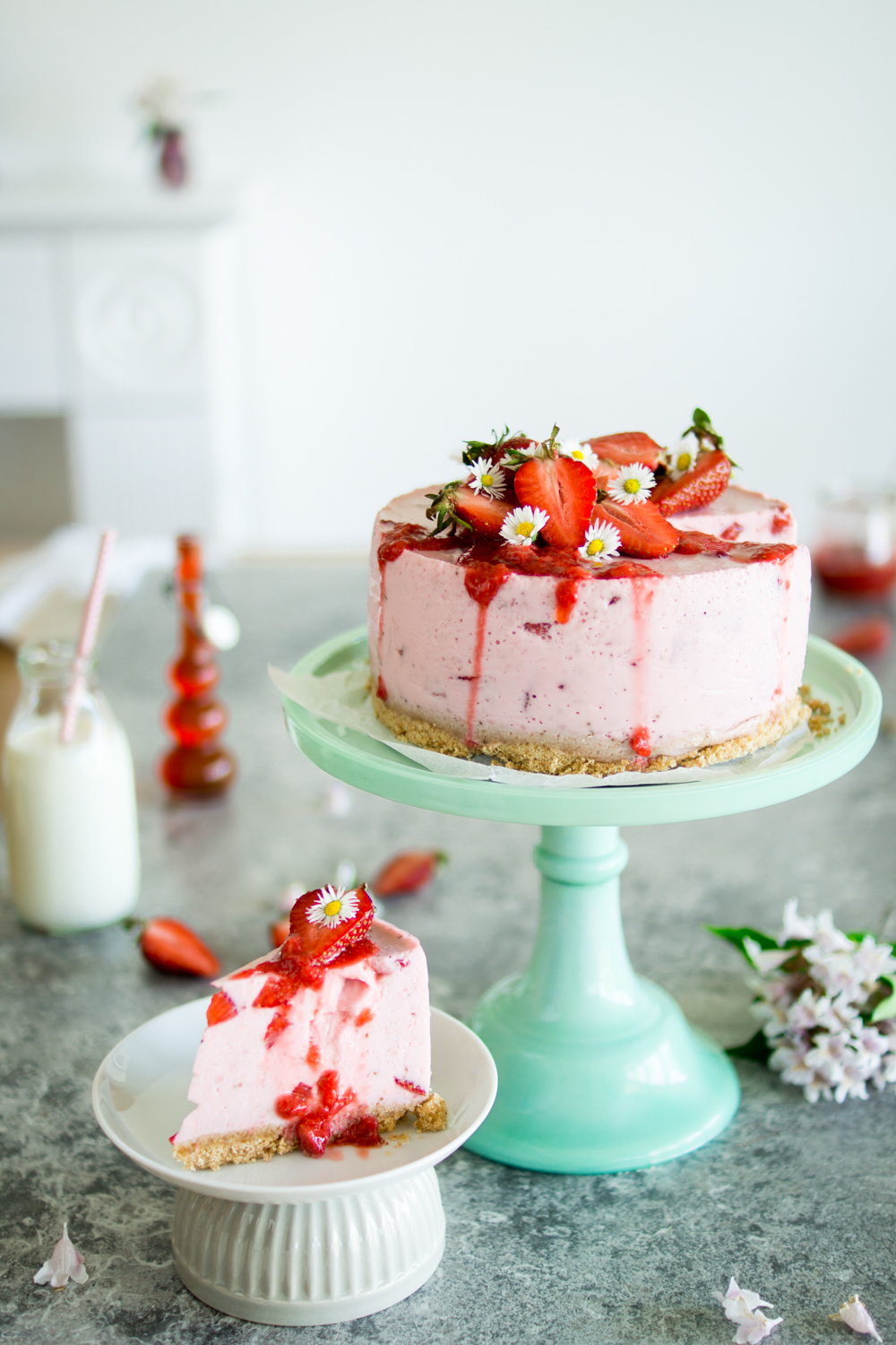 Joghurt Torte mit Erdbeeren und Amarettiniboden (ohne Backen)