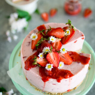 Erdbeer Joghurt Torte mit Amarettiniboden