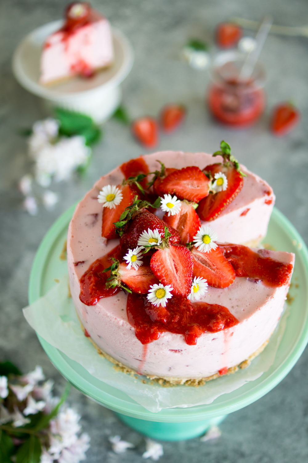 Sommerliche Erdbeer-Joghurt Torte mit Amarettini-Boden - LieberBacken