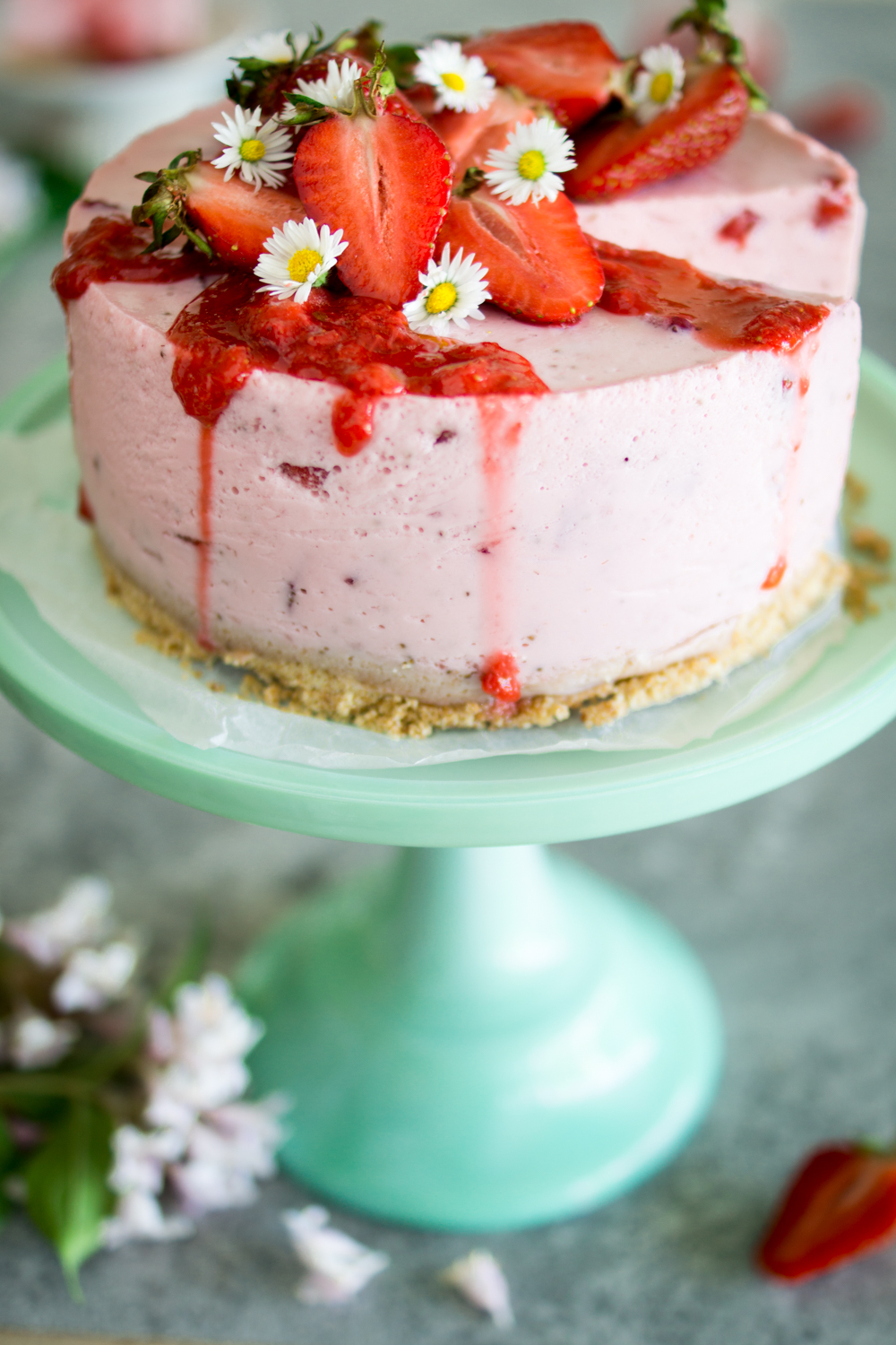 Leichte Joghurt-Torte mit Erdbeeren und no-bake Boden