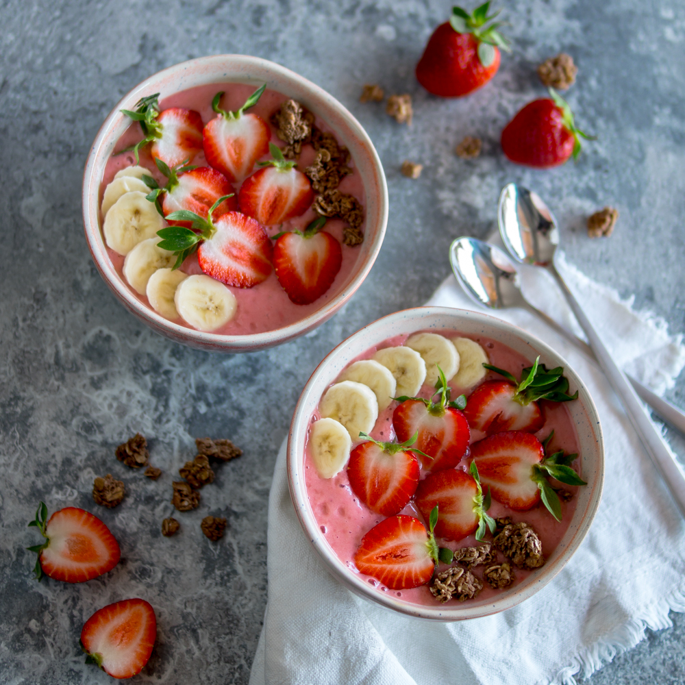 Gesunde Frühstücksidee: Smoothie Bowl mit Granola