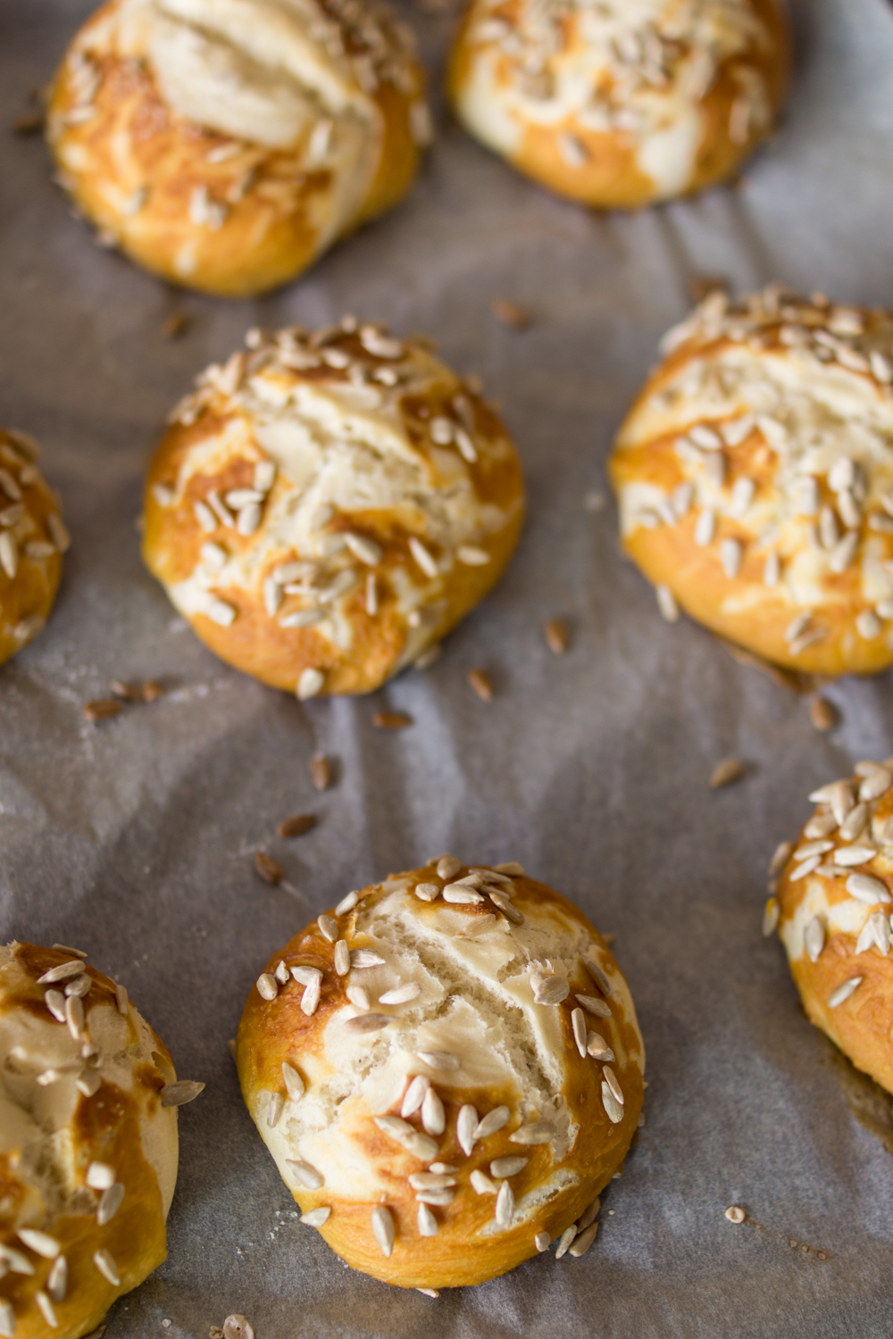 Selbstgebackene Laugenbrötchen