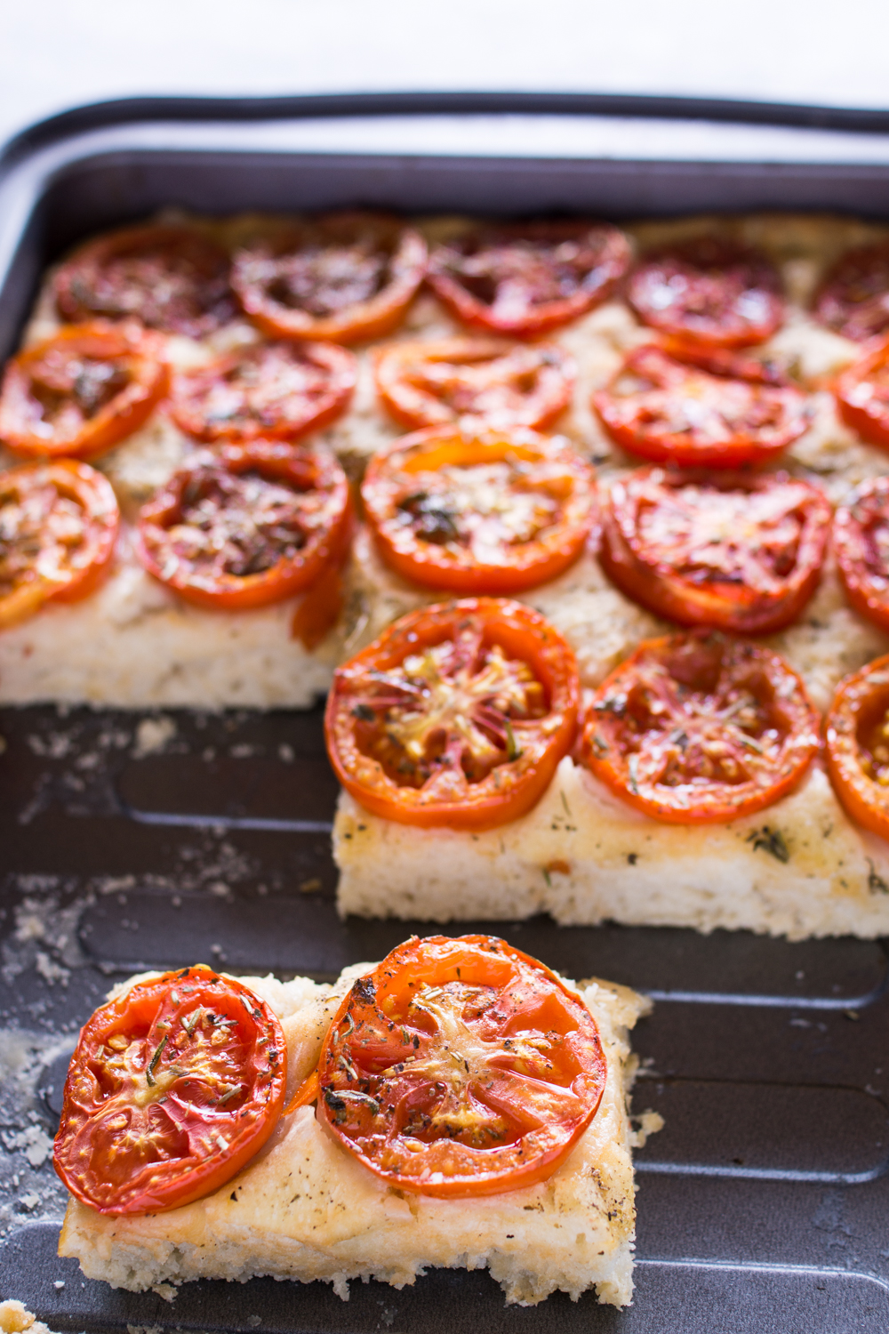 Fingerfood Focaccia mit Tomaten und extra-dickem Boden
