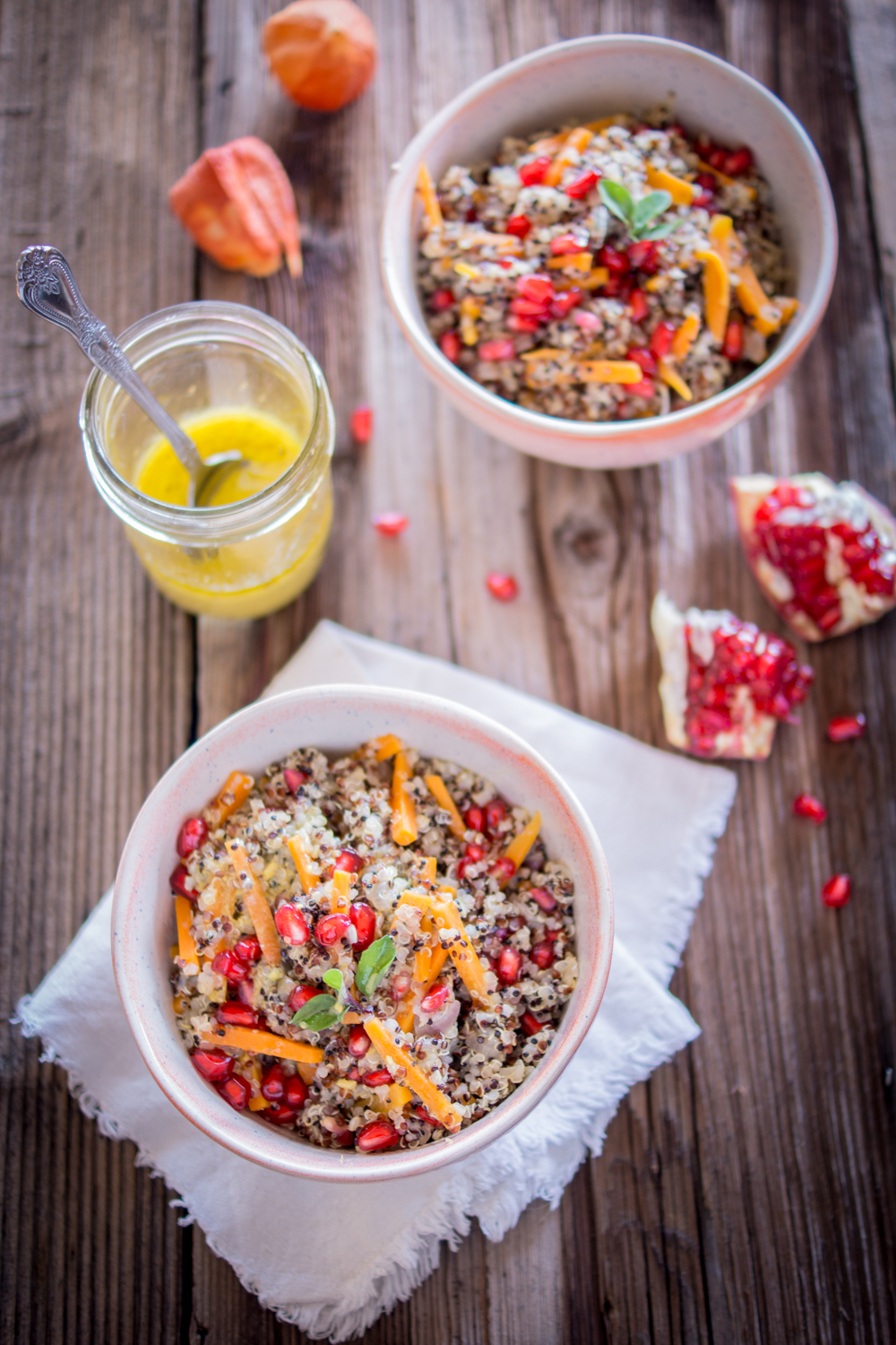 Herbstliche Quinoa Bowl - mit Karotten und Granatapfelkernen