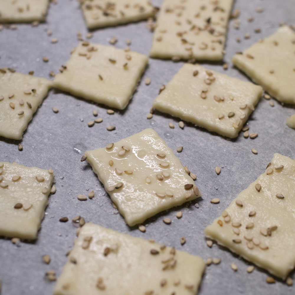 Fingerfood in the making: Sesam-Cracker