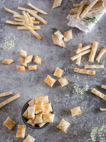 Rezepte zum Knabbern: Sesam Cracker und Knusperstangen