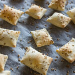 Fingerfood: Sesam-Cracker - sehr einfaches Rezept & schnell gemacht