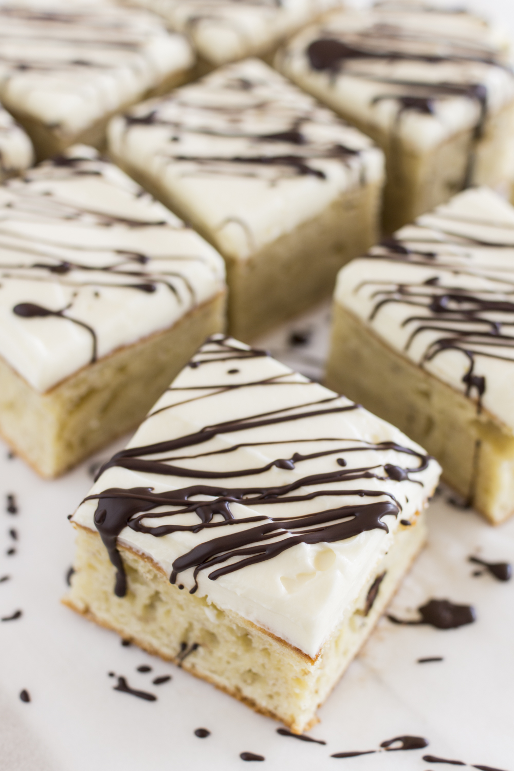 Schnelles Blechkuchen-Rezept: Bananenbrot-Schnitten mit Frosting 