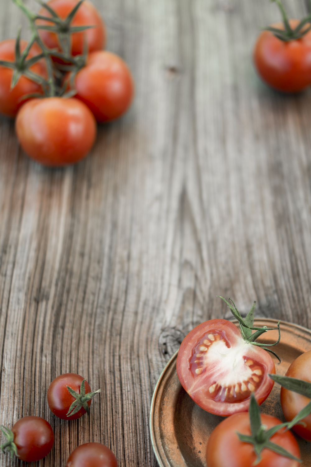 Tomaten auf Holzuntergrund