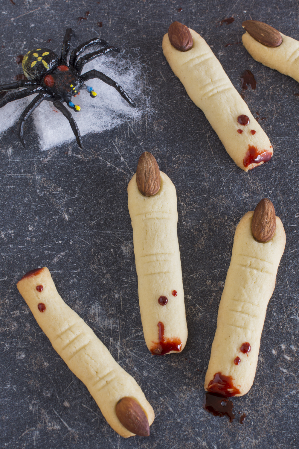 Hexenfinger mit essbarem Kunstblut - kreative Halloween Kekse: Rezept zum Ausdrucken