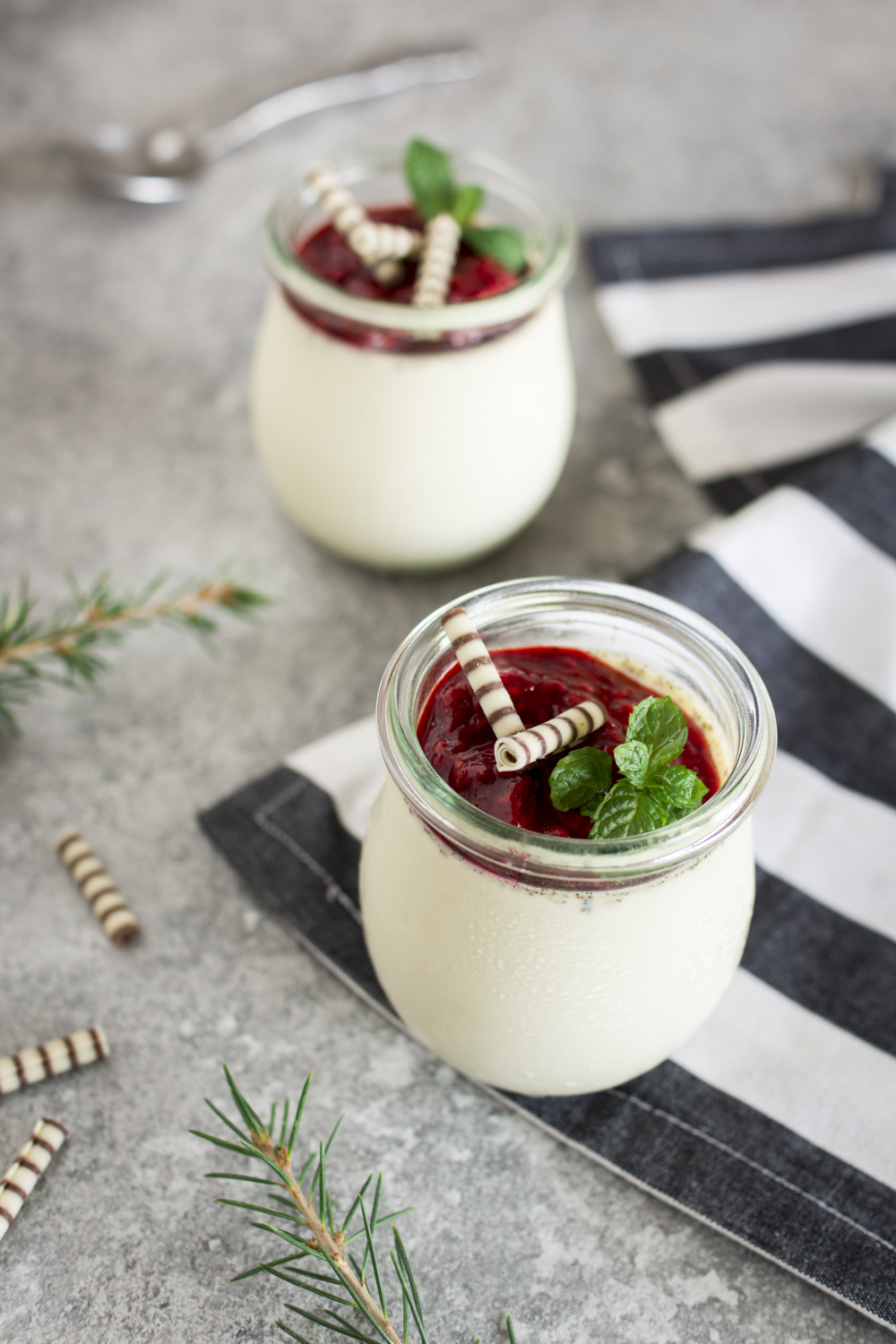 Dessert im Glas: Vanille Pannacotta mit Himbeeren - am Vortag vorbereiten und am nächsten Tag servieren :)