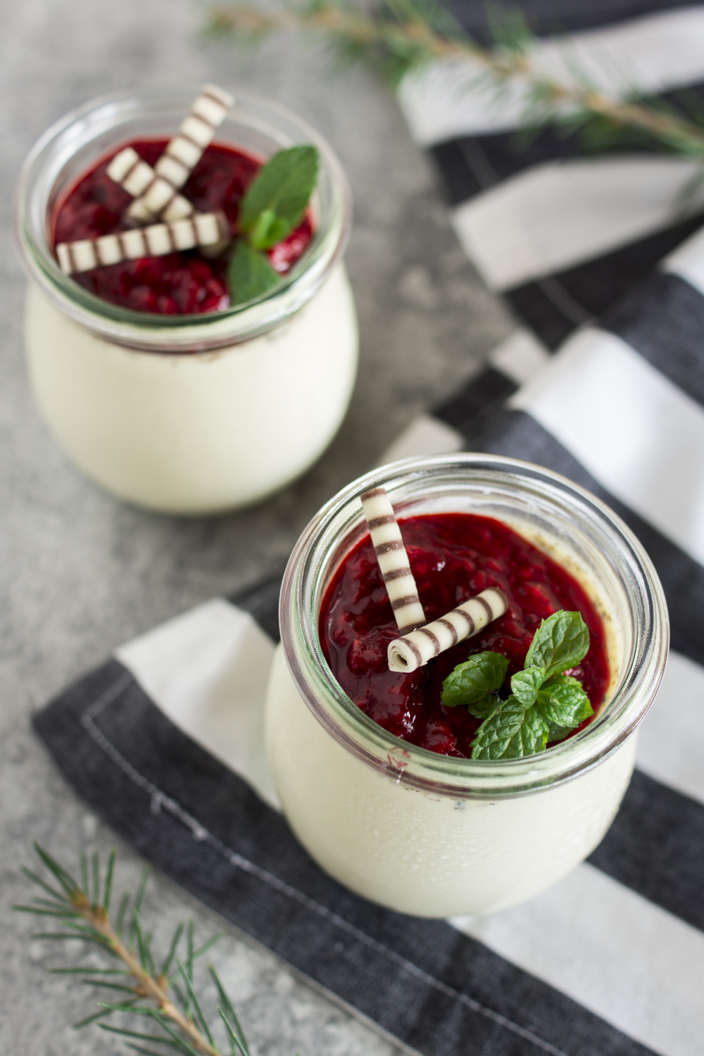 Winterliches Dessert im Glas: Vanille Panna Cotta - schnelles Rezept