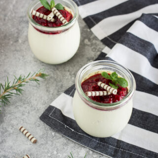 Vanille Panna Cotta mit Himbeeren - weihnachtliches Dessert im Glas