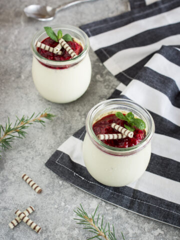 Vanille Panna Cotta mit Himbeeren - weihnachtliches Dessert im Glas