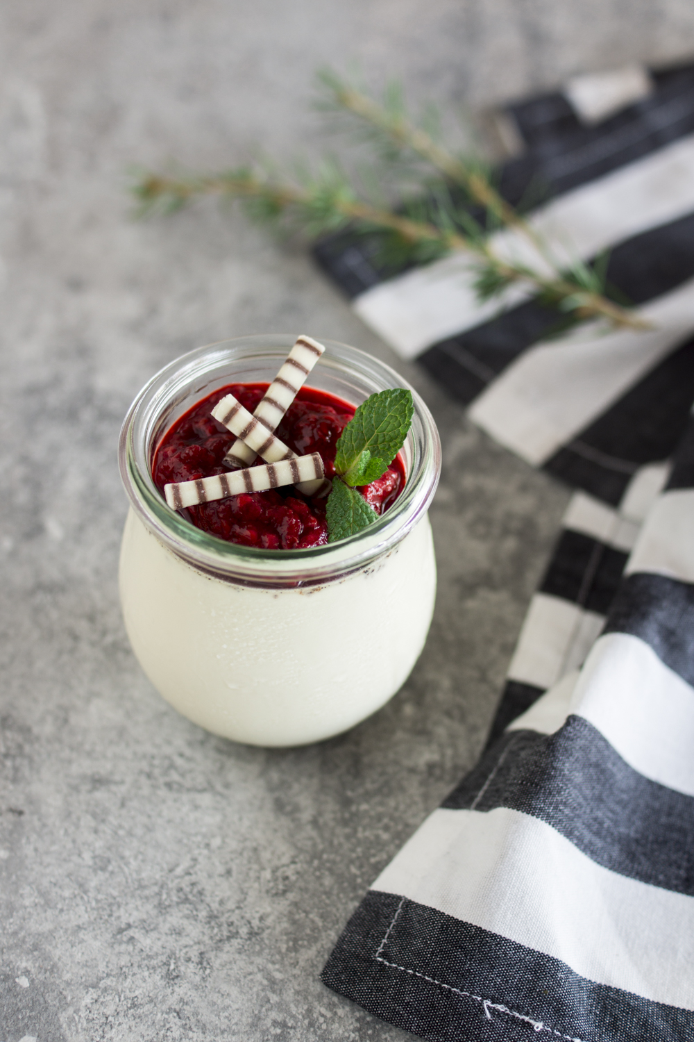 Einfaches Dessert im Glas: Vanille Panna Cotta mit Himbeeren